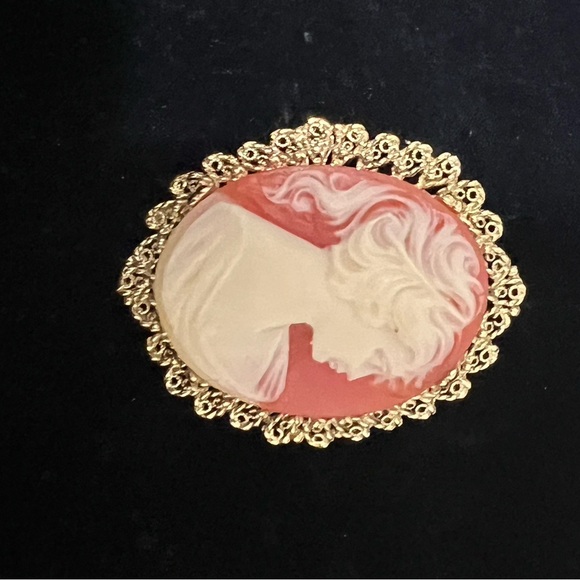Vintage 1928 Faux Carnelian Cameo Oval
Brooch. Gorgeous, Elegant and Lovely. - Picture 3 of 7
